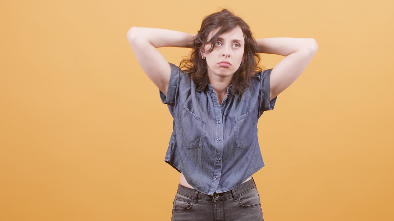 스튜디오에서 포즈를 취하는 여자