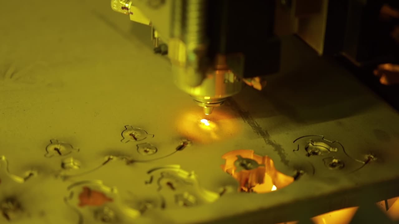 corte láser cnc de metal, tecnología industrial moderna.