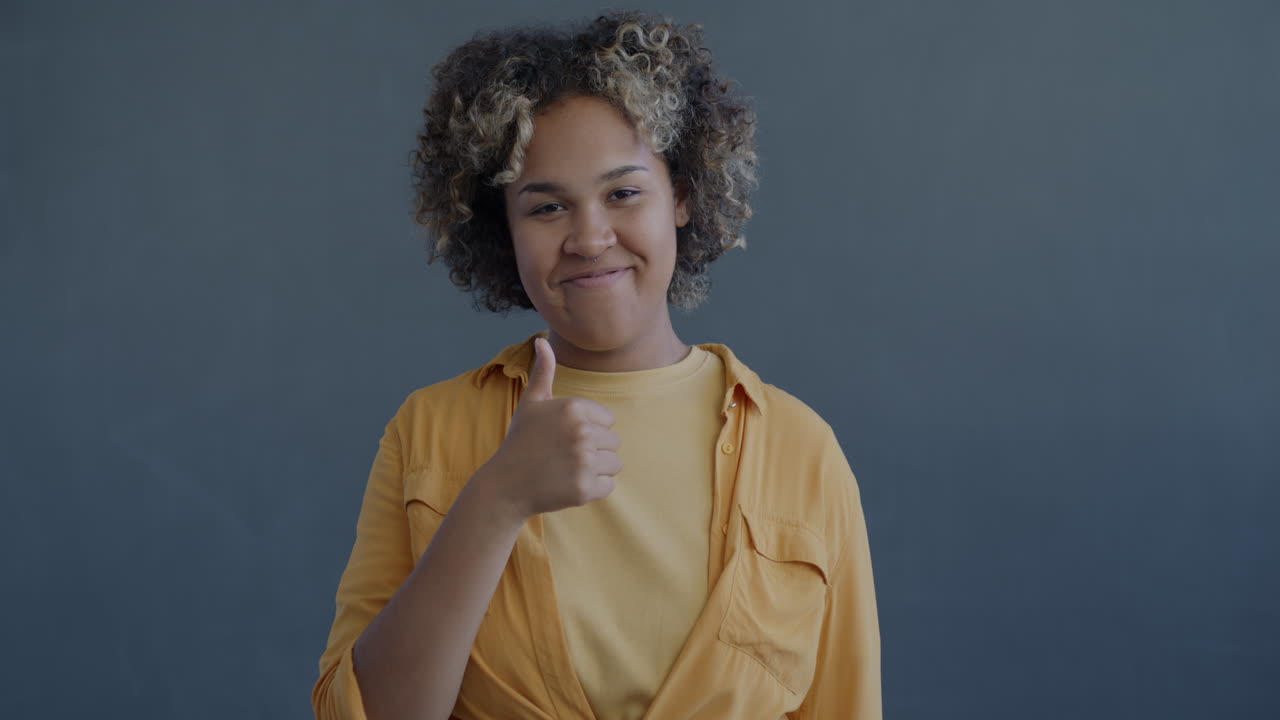 mujer dando un pulgar hacia arriba