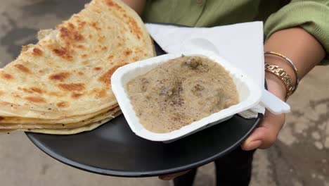 lacha paratha servida con carne de cordero en la india