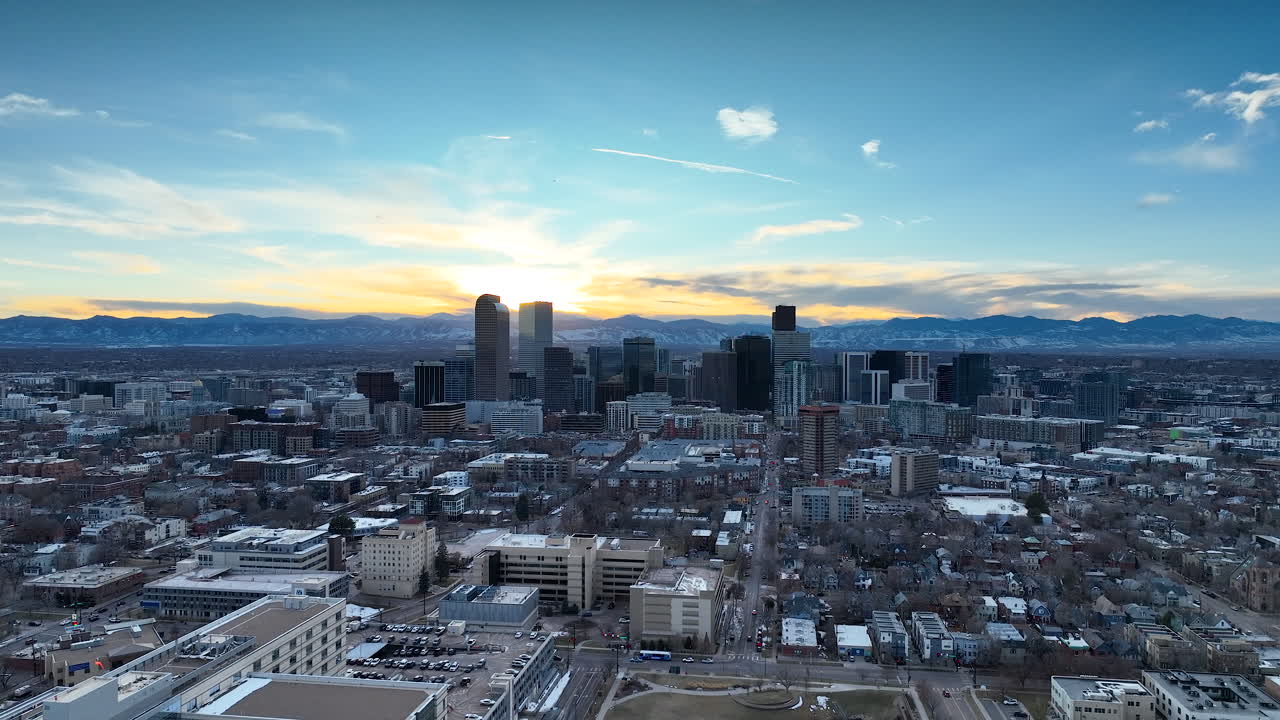 panorámica de invierno del avión no tripulado vista de pájaro del horizonte de denver al atardecer