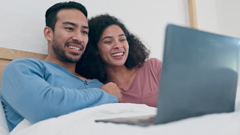 risa, portátil y pareja viendo una película juntos