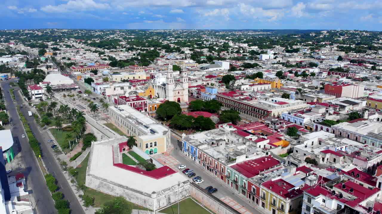 campeche mexico drone vuelo desde el mar hasta el centro del parque central