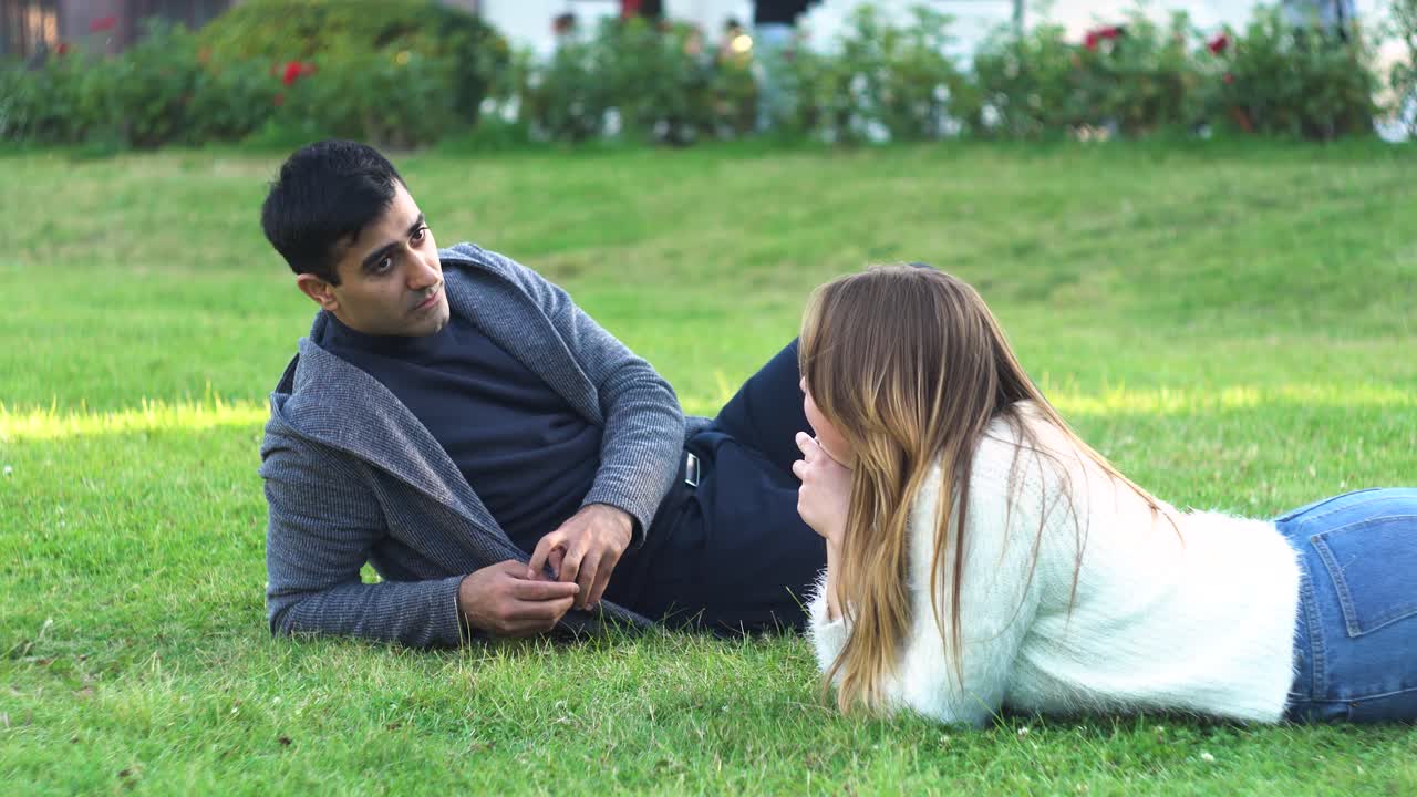 공원에서 휴식을 취하는 부부