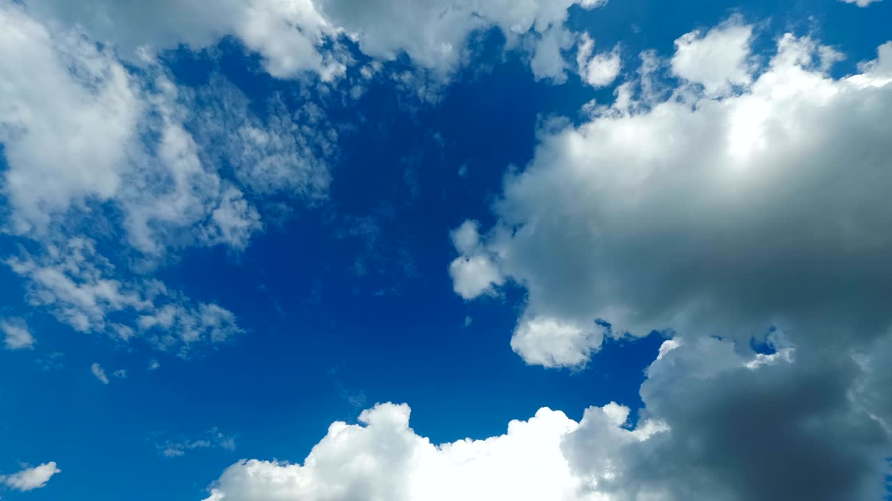 파란 하늘에서 구름이 움직이고 있습니다. 시간 경과