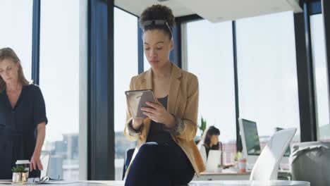 mujer joven usando una tableta