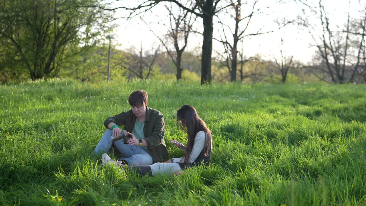 공원에서 휴식을 취하는 부부