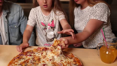 children enjoying pizza with family