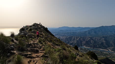 4K-Aufnahme-Des-Letzten-Teils-Der-Bergwanderung-In-La-Concha,-Marbella,-Spanien