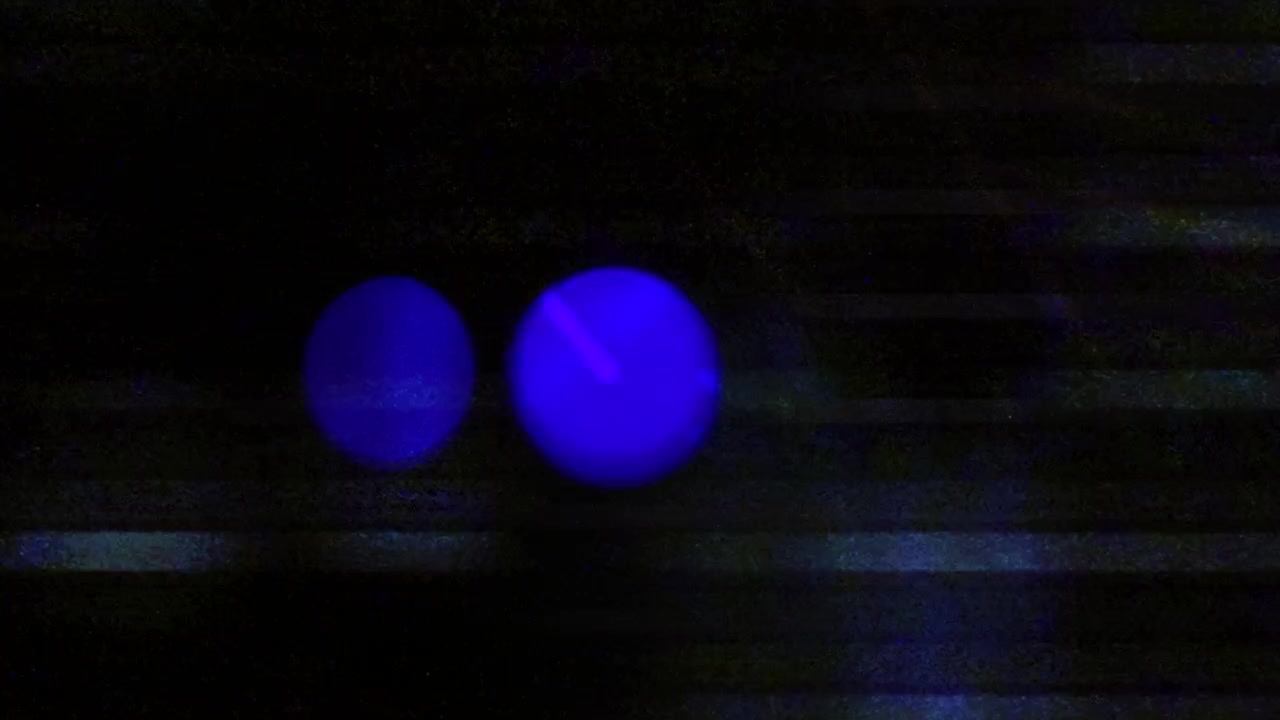 Titreyen çizgiler ve süzülen mavi bir küreden oluşan büyüleyici bir glitch arka planı.
