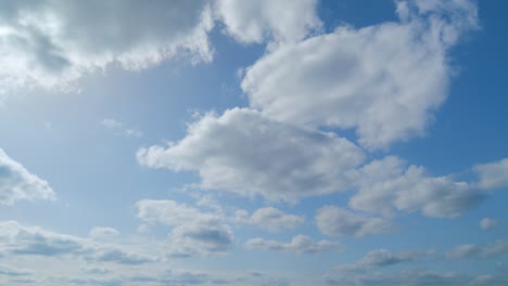 봄의 구름과 함께 웅장한 놀라운 하늘, 자연의 날씨, 파란 하늘, 시간의 흐름.