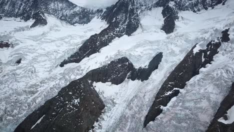 Luftanflug-In-Den-Schweizer-Alpen-Zu-Einer-Bergklippe-Mit-Großem-Gletscher-In-Der-Region-Grindelwald