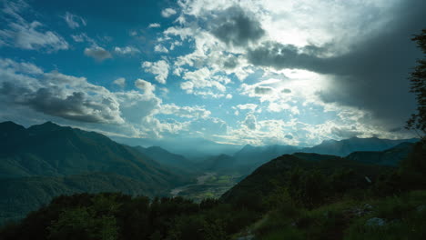 Lapso-De-Tiempo-Del-Movimiento-De-Las-Nubes-Y-Rayos-De-Dios-En-La-Cima-Del-Monte-Dobis,-Vista-Panorámica-De-Los-Alpes-Carnicos-Y-Val-Canale-En-La-Distancia