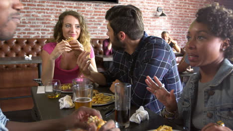 grupo de amigos comiendo en un bar deportivo filmado en r3d