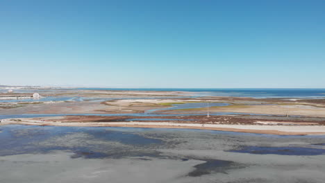 Vista-Aérea-De-Un-Dron-Volando-Bajo-Con-Un-Agradable-Reflejo-De-La-Puesta-De-Sol-Colores-Vibrantes-Sobre-El-Pequeño,-La-Manga-España