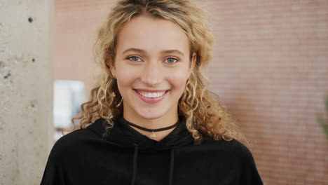 Cara-De-Mujer-Joven,-Sonrisa