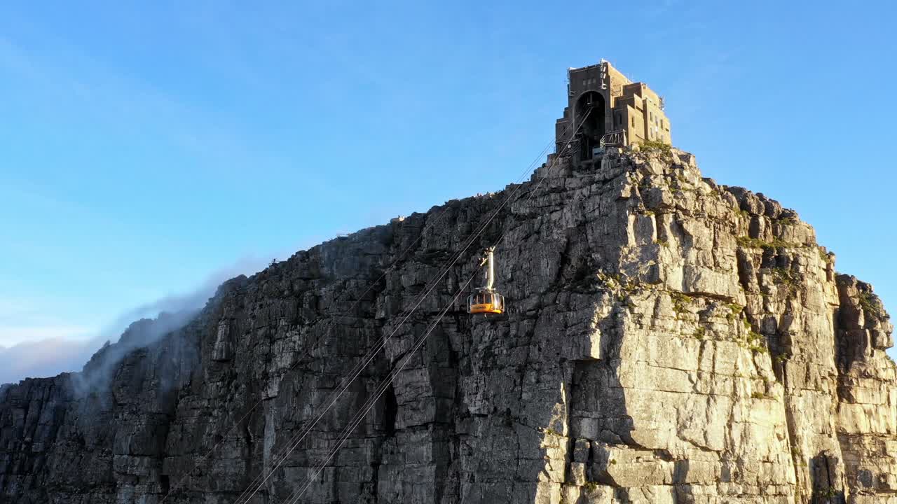케이블카가 산의 을 올라가고 있다