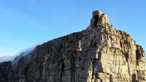 un teleférico haciendo su camino hasta el lado de una montaña