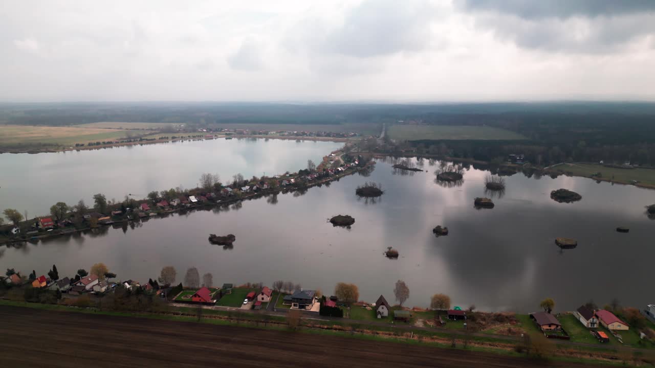 작은 섬과 함께 아다모프 호수의 넓은 공중 사진 슬로바키아