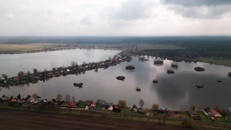 Amplia-Vista-Aérea-Del-Lago-Adamov-Con-Pequeñas-Islas-Eslovaquia.