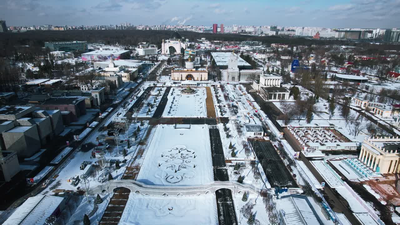 VDNKh i Moskva dækket af sne