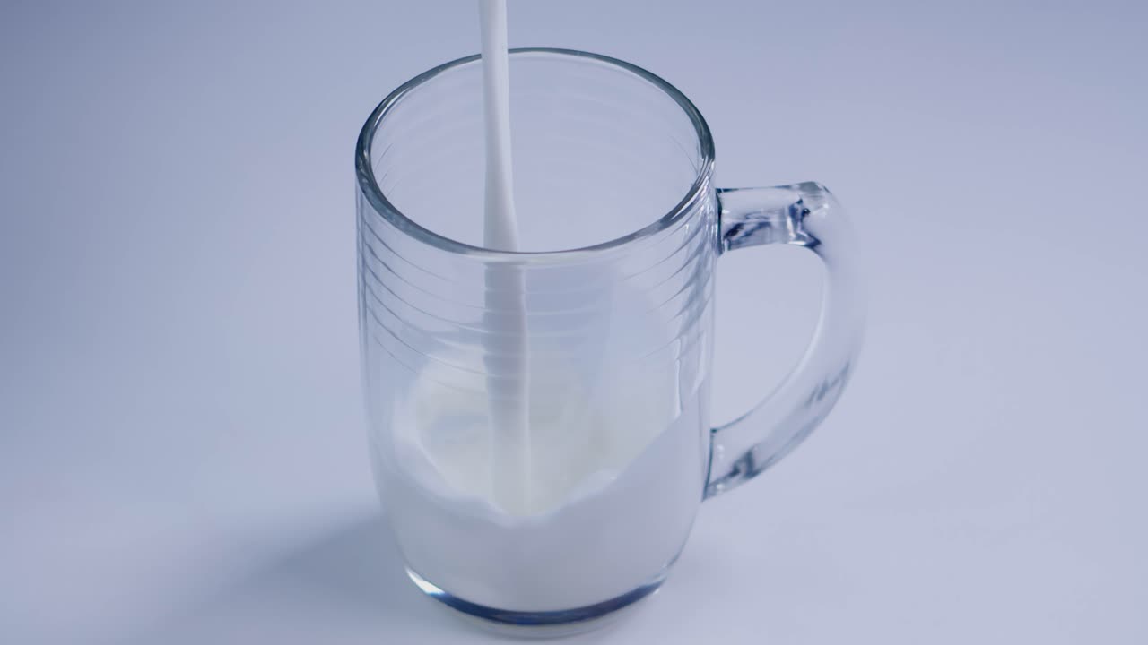 vaso de leche en cámara lenta