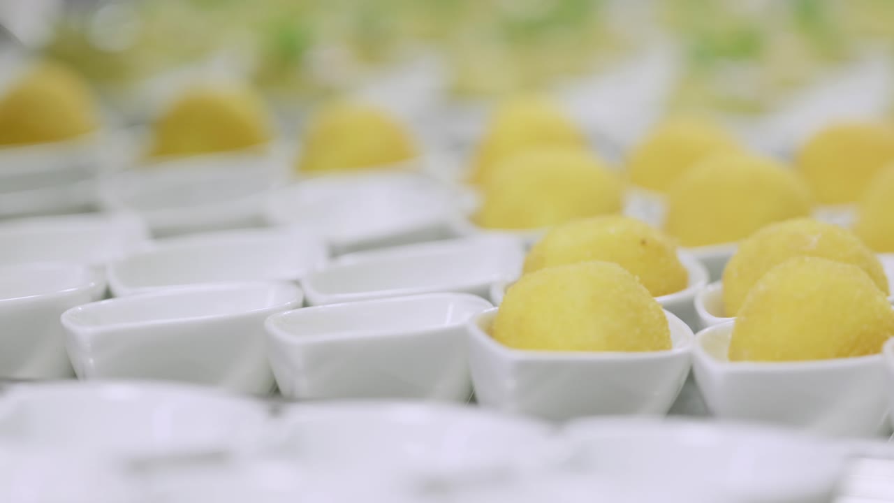 식당 에서 저녁 식사 를 위해 식초 를 준비 하는 것