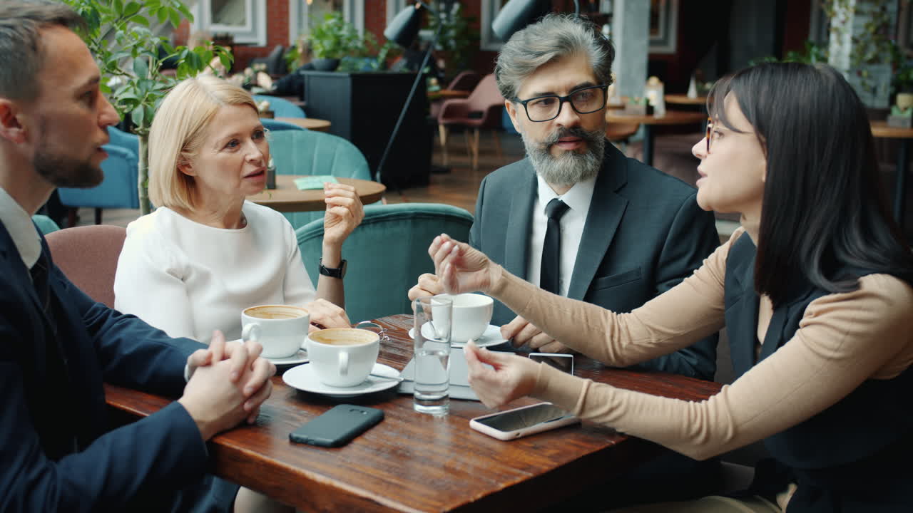 카페 에서 사업 회의