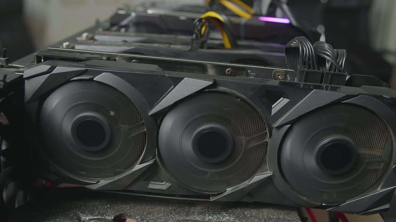 primer plano de la plataforma de minería de criptomonedas en funcionamiento, los aficionados de la tarjeta gráfica en funcionamiento