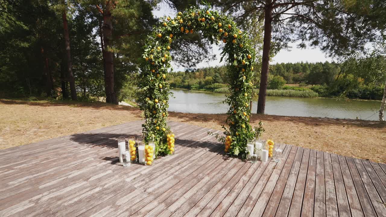 레몬 아치 결혼식 장식은 강 에 있습니다.