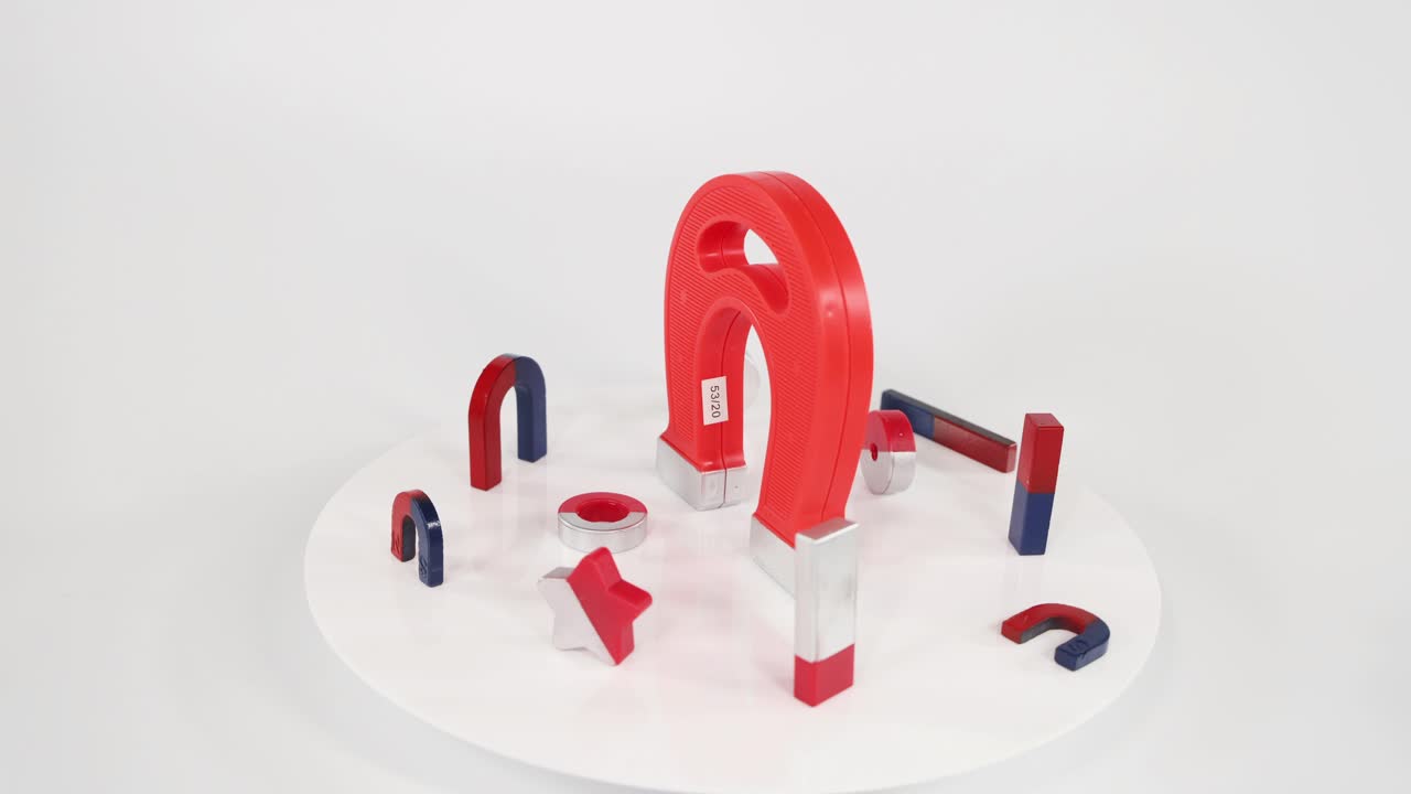 imanes que interactúan con diferentes objetos metálicos