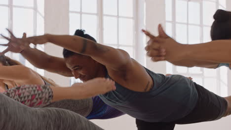 Clase-De-Yoga-De-Jóvenes-Multirraciales-Practicando-Pose-De-Guerrero-Disfrutando-De-Un-Estilo-De-Vida-Saludable-Haciendo-Ejercicio-En-Una-Postura-De-Entrenamiento-De-Gimnasio