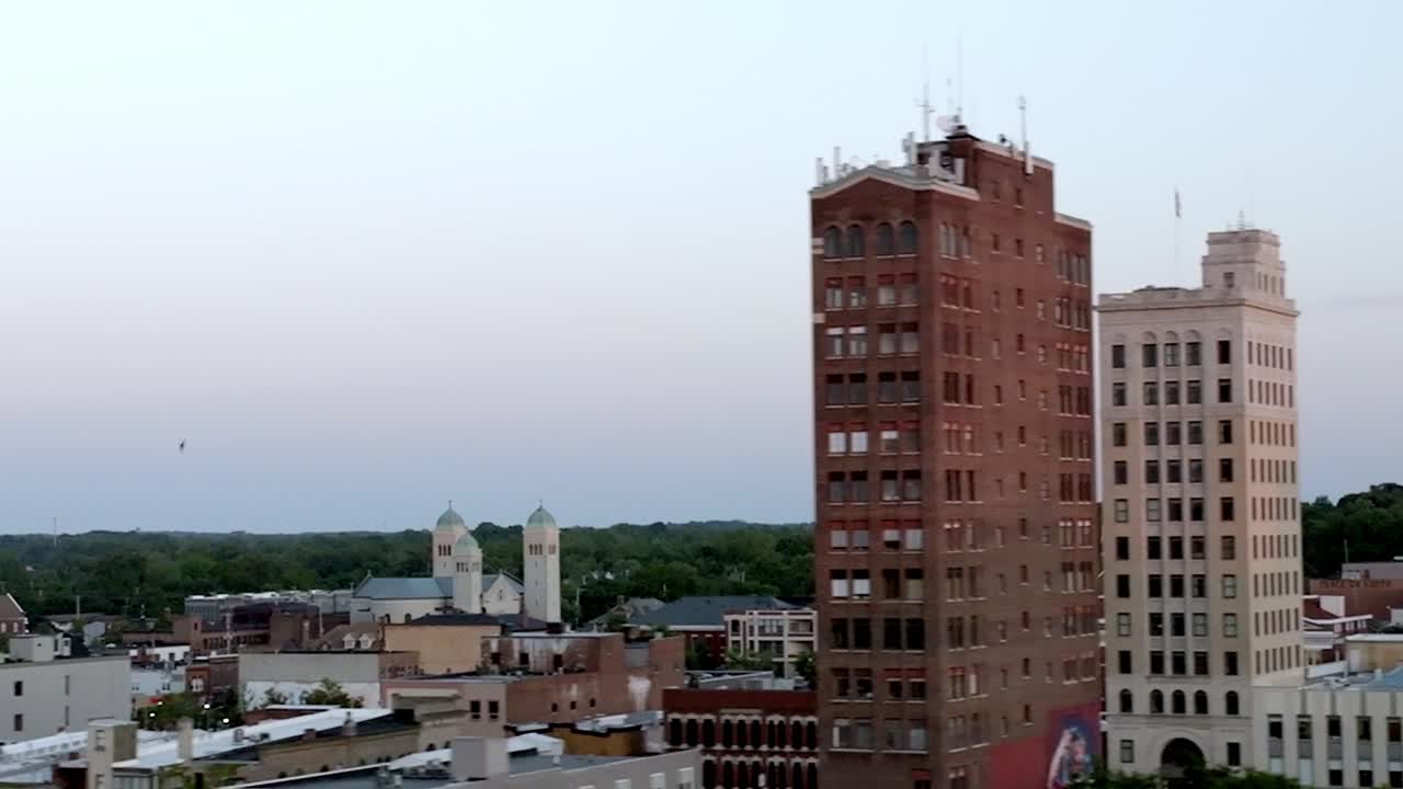 jackson, el horizonte del centro de michigan con video de drones de cerca moviéndose de izquierda a derecha