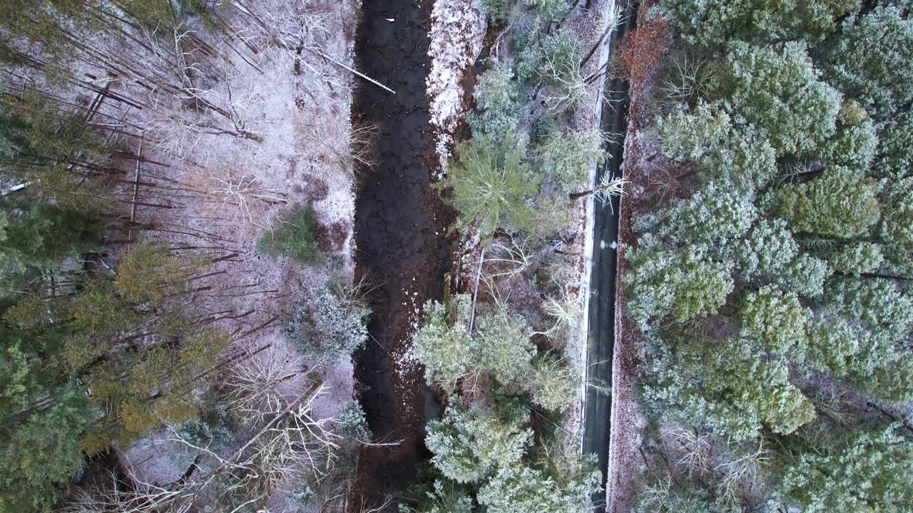 imágenes aéreas de drones de un hermoso camino a través de un bosque nevado de invierno en las montañas apalaches durante el invierno en el valle del hudson de nueva york en la sub-gama de las montañas catskill