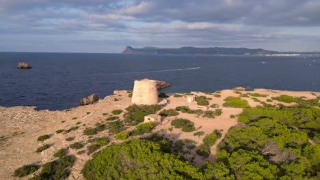 el atardecer costero mediterráneo antigua torre histórica
