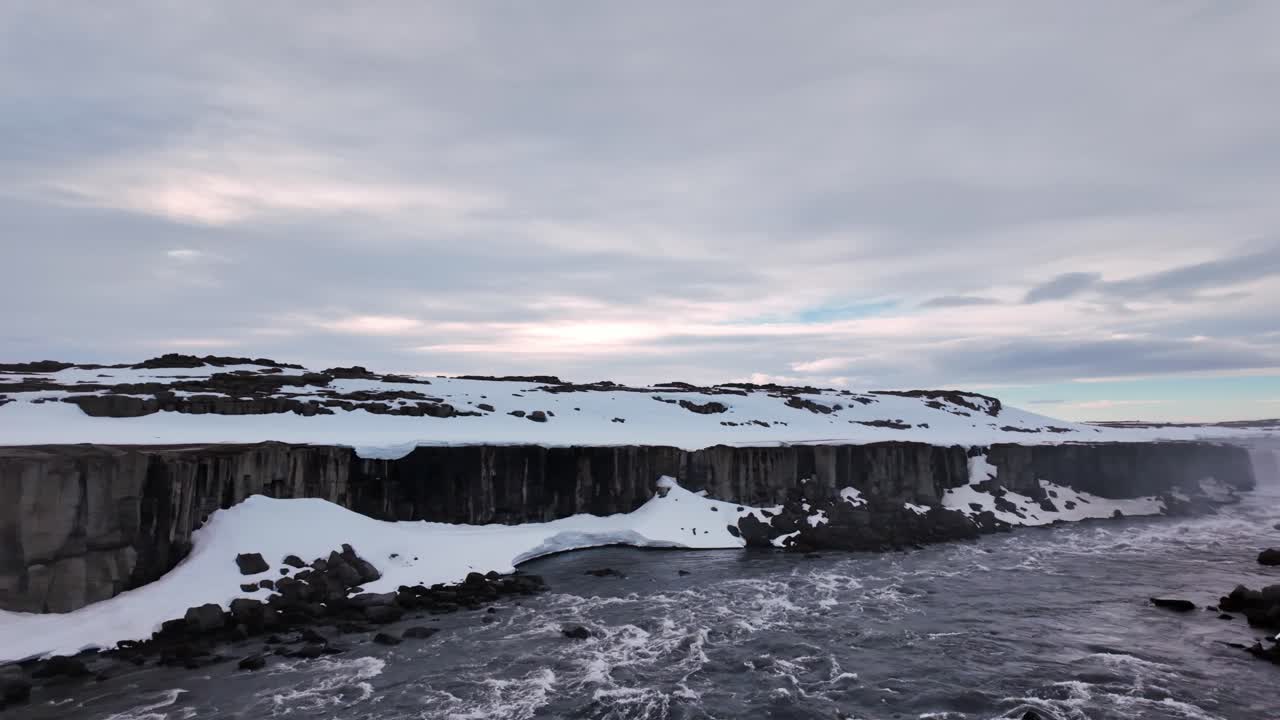 panorámica panorámica de las majestuosas cascadas de selfoss rodeadas por el escarpado paisaje de islandia