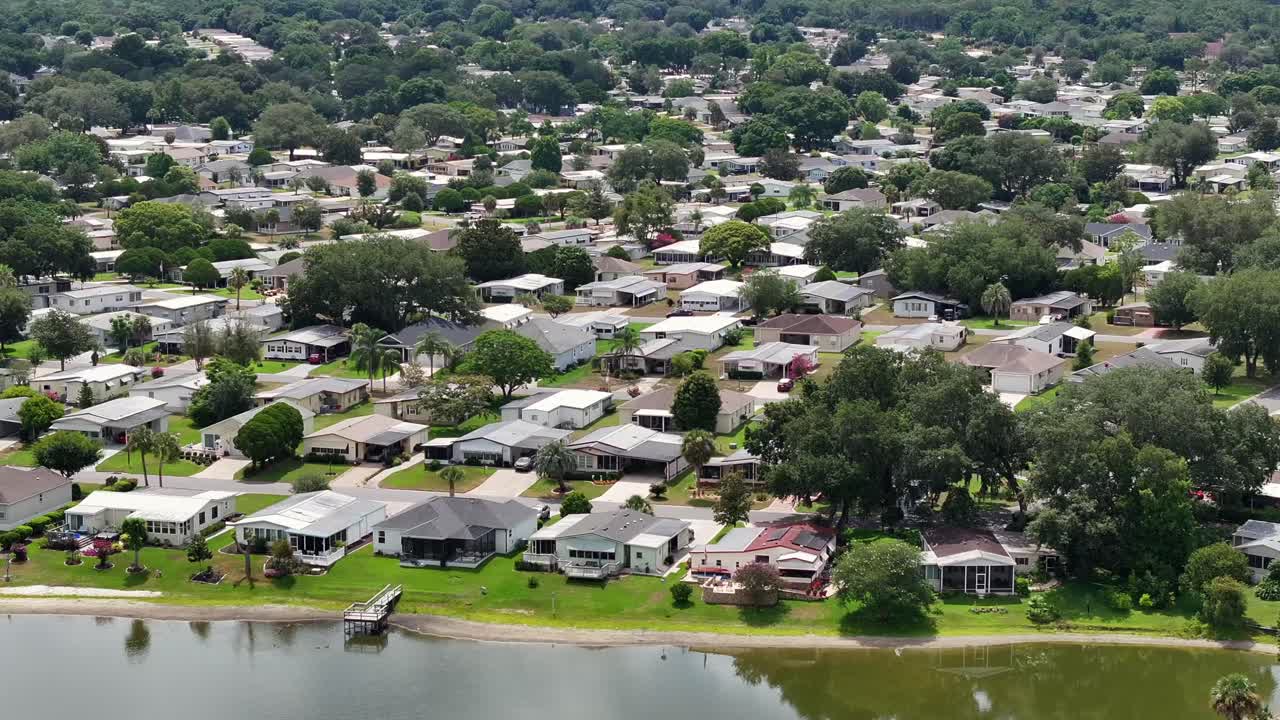 tomada aérea de villas de lujo con playa privada y lago en la ciudad de villages, florida