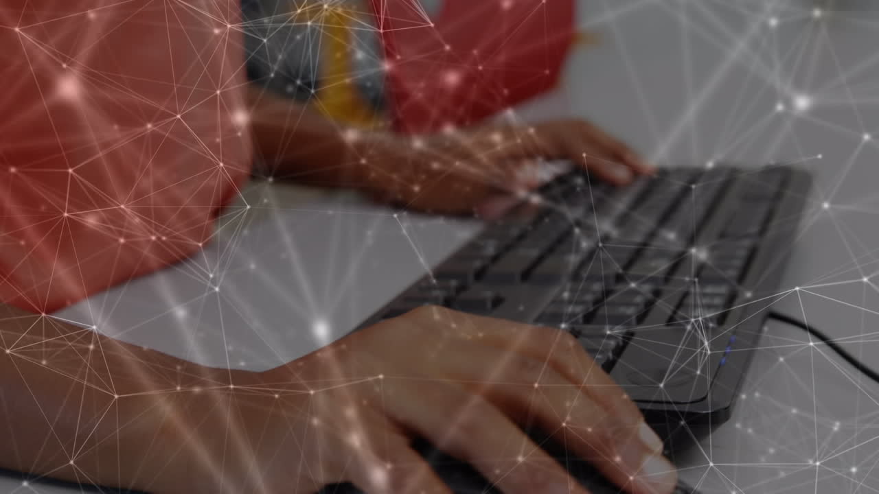 animación de una red brillante de conexiones que se mueven sobre las manos utilizando el teclado de la computadora
