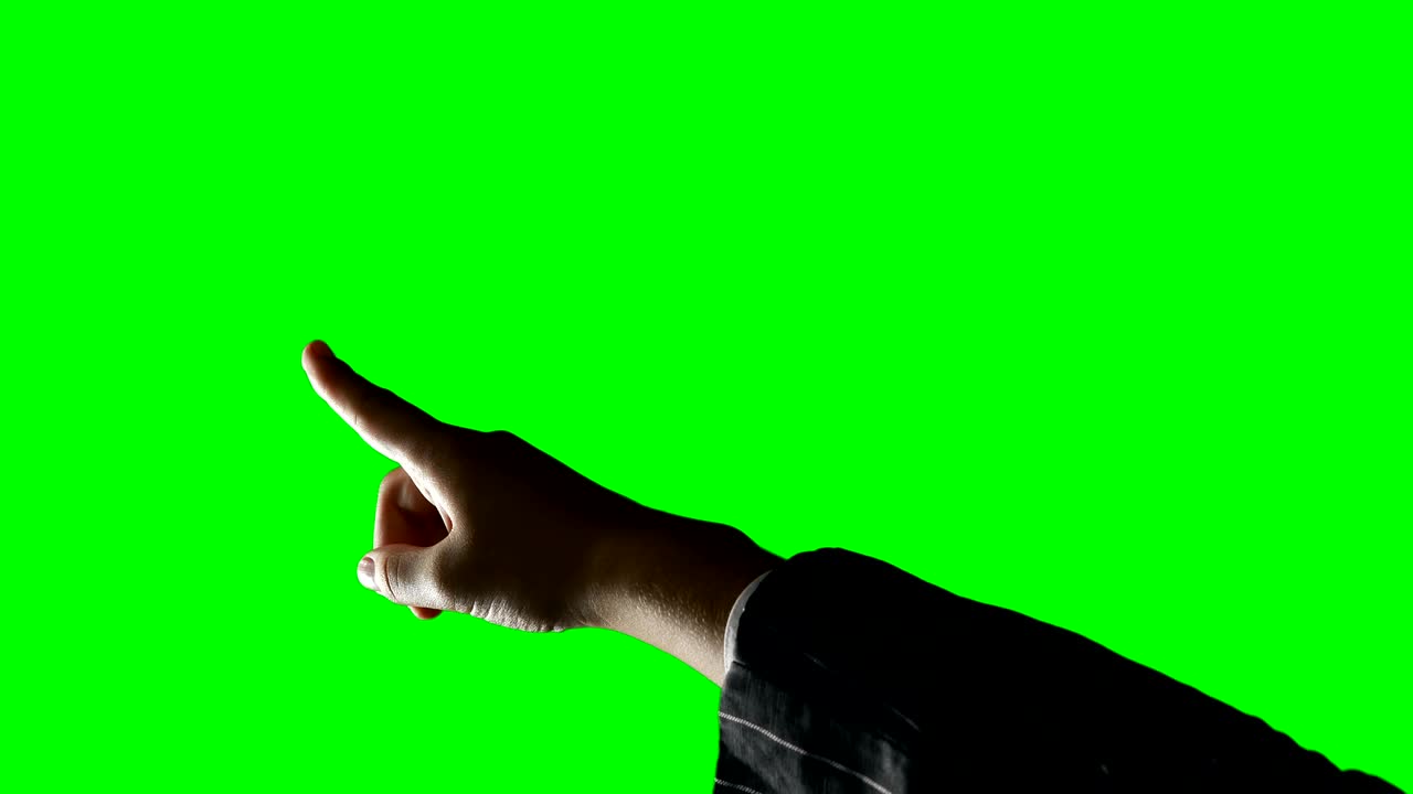 persona haciendo un gesto de la mano contra el fondo de la pantalla verde