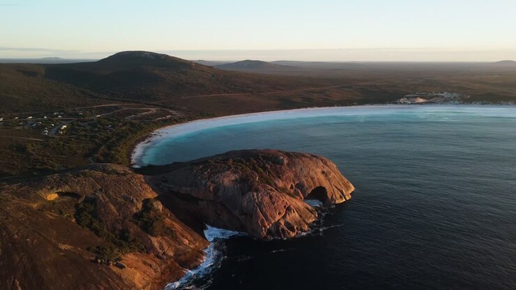 Volo cinematografico con drone all'alba intorno a Lucky Bay, Parco Nazionale di Cape Le Grand