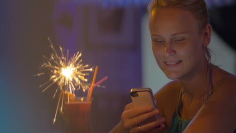 Frau-Mit-Smartphone-In-Der-Bar