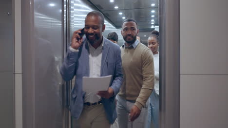 salida del ascensor, puerta y gente de negocios ocupada