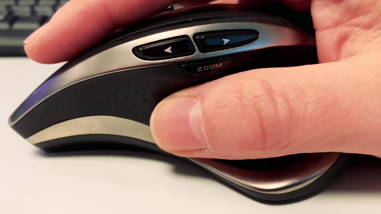 usando un mouse de computadora en la oficina