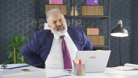 hombre de negocios con hernia.