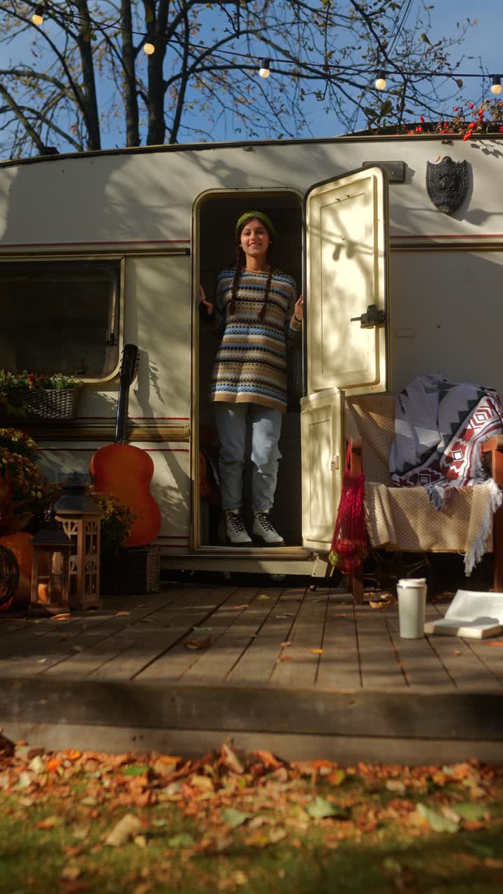 Donna che si gode l'autunno in un camper