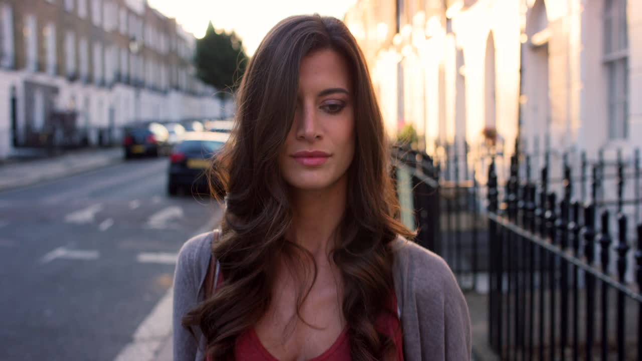 телефон, ходьба и женщина в социальных сетях