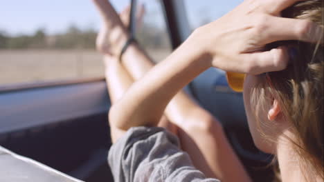 Hermosa-Chica-En-Un-Viaje-De-Aventuras-En-Un-Convertible-Vintage-Disfrutando-Del-Viento-En-Su-Cabello