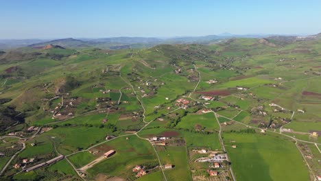 Vista-Aérea-Panorámica-Sobre-Tierras-De-Cultivo-Verdes