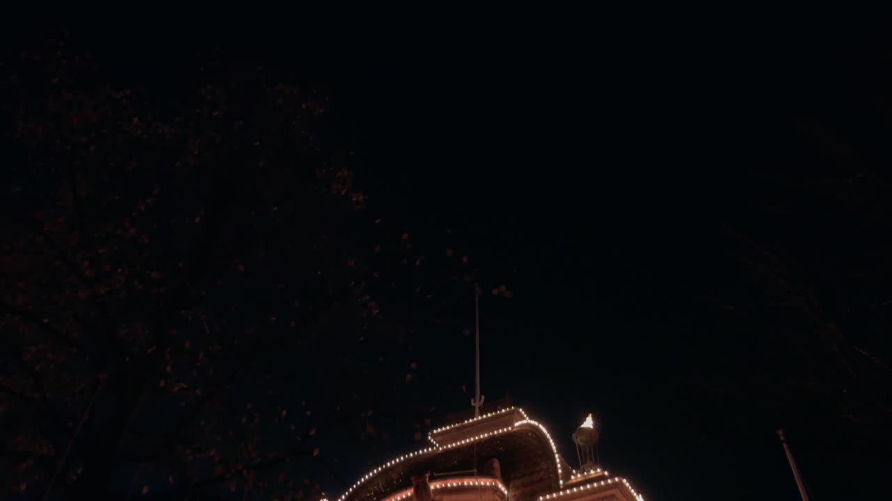 할로윈 밤 코펜하겐의 티볼리 공원 입구