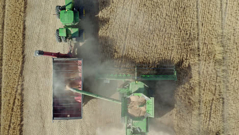 Combinar-Cargas-De-Grano-En-Un-Remolque-Durante-La-Cosecha-En-Saskatchewan,-Canadá